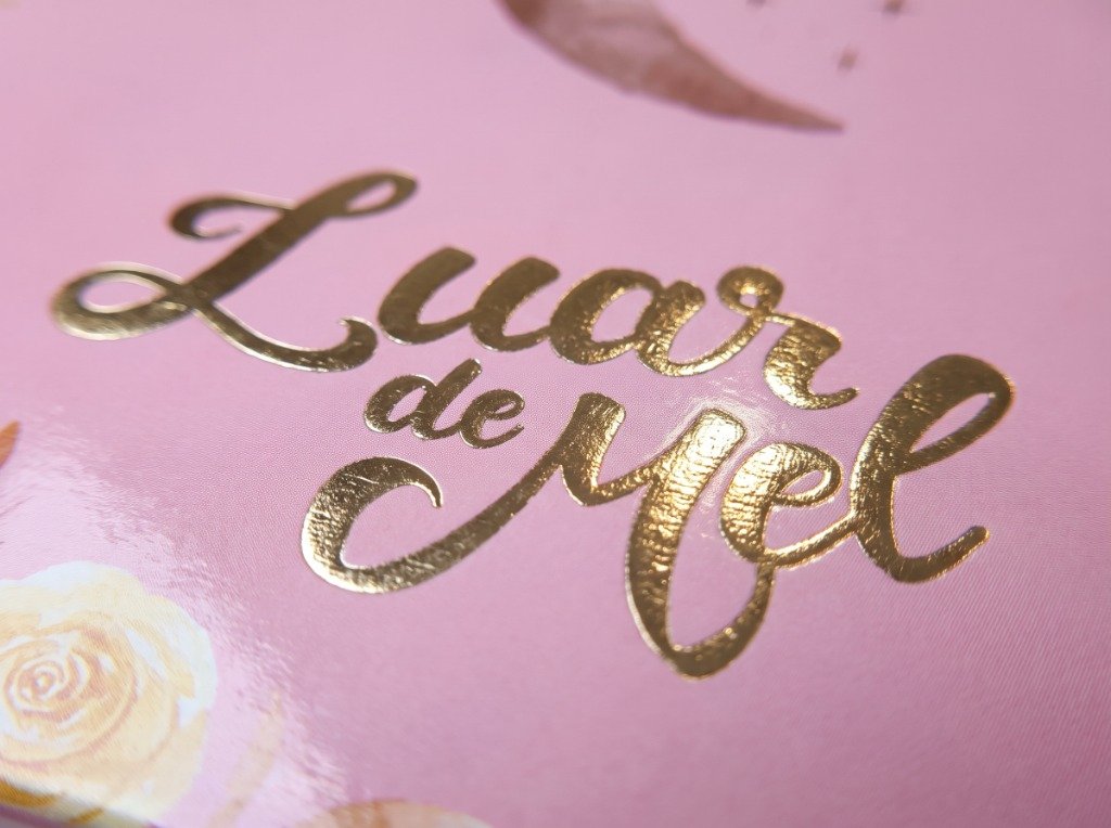 Macrofotografia de Hot Stamping dourado metálico em relevo sobre papel nobre