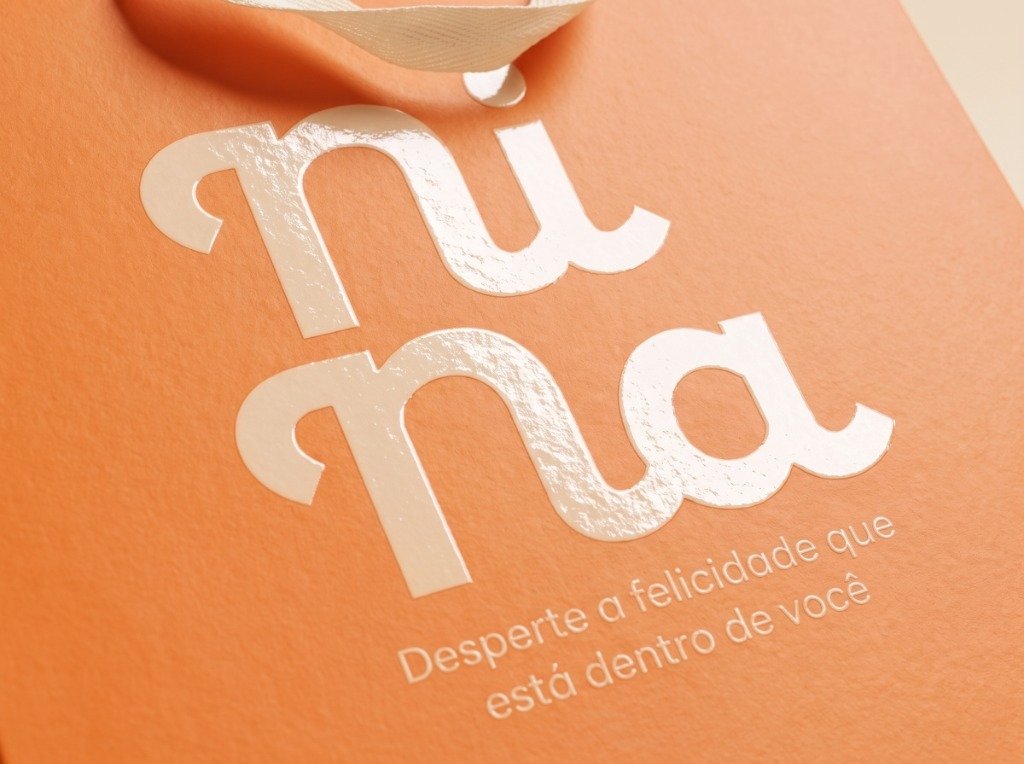 Macrofotografia de verniz localizado UV brilhante contrastando com superfície de papel fosco
